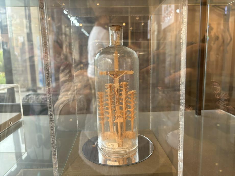 瓶中内置耶稣钉于“十字架”的展品（基督时报/石伊泉）