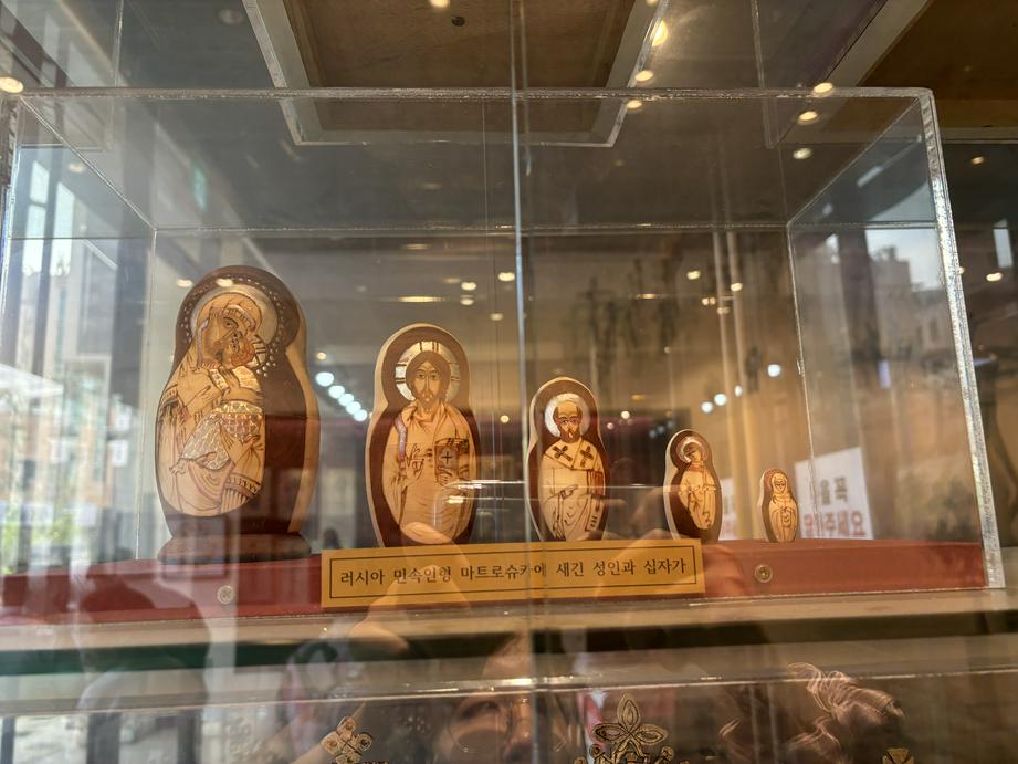 俄罗斯套娃上刻着“圣人”与““十字架“（基督时报/石伊泉）