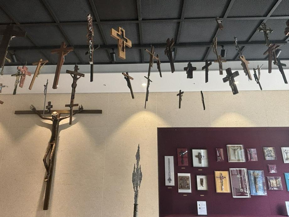 墙壁上的“十字架”展品1（基督时报/石伊泉）