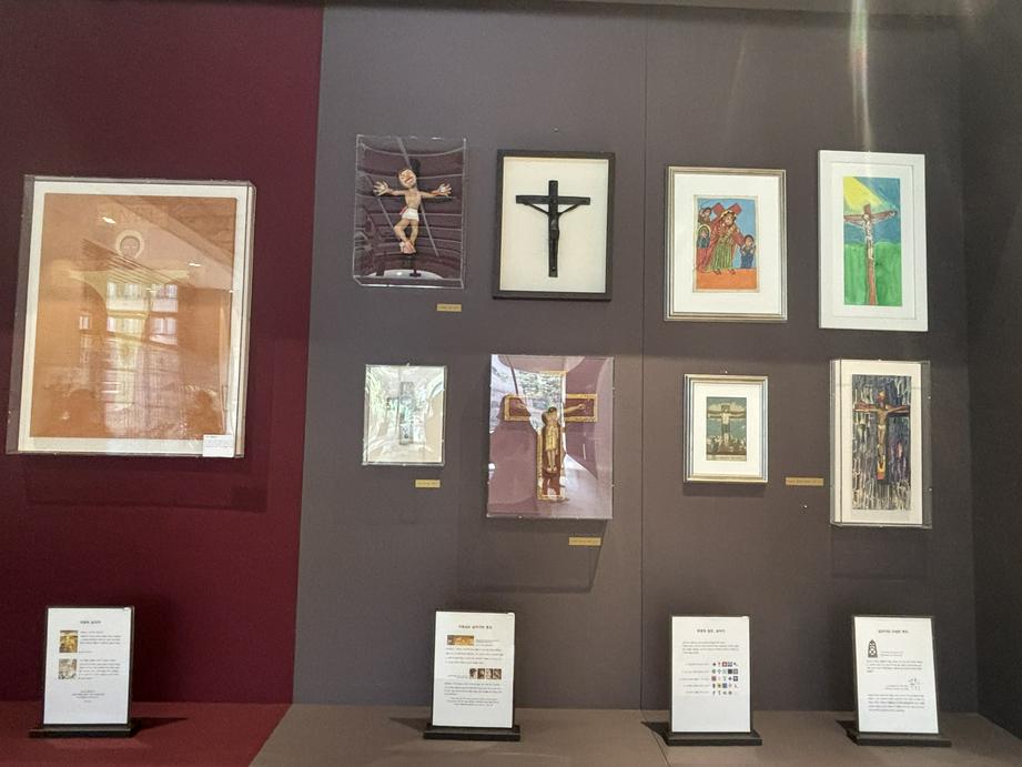 墙壁上的“十字架”展品2（基督时报/石伊泉）