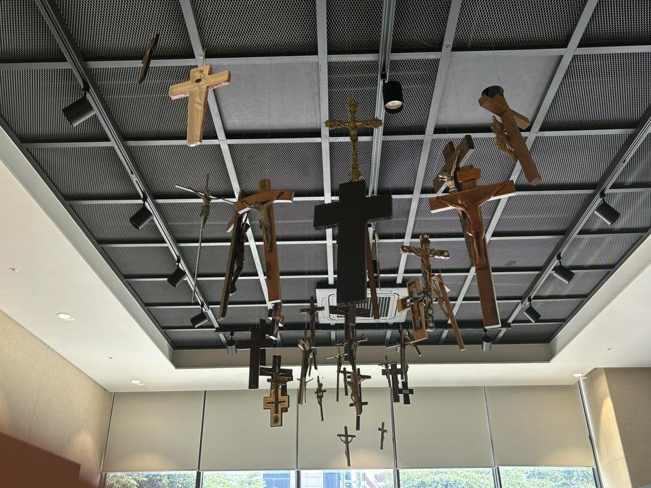 悬吊的“十字架”展品（基督时报/石伊泉）