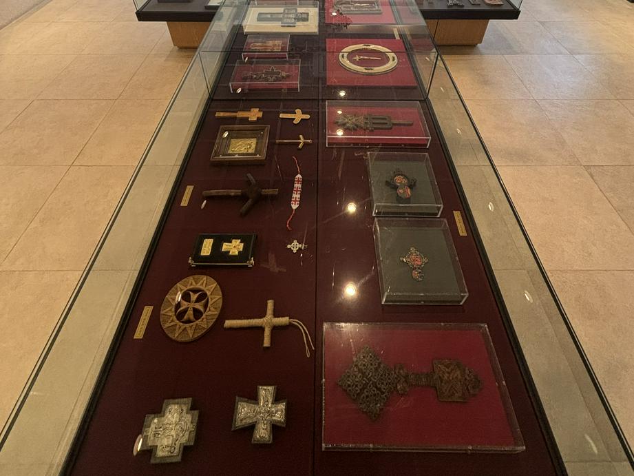 玻璃柜中的“十字架”展品1（基督时报/石伊泉）