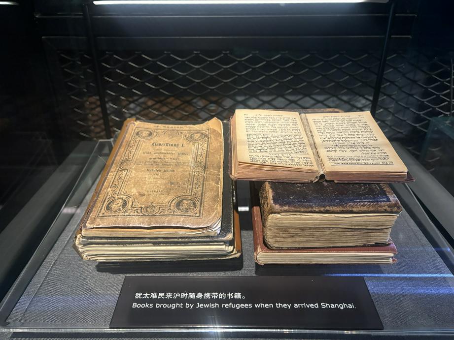 犹太难民来沪时随身携带的书籍（基督时报/石伊泉）