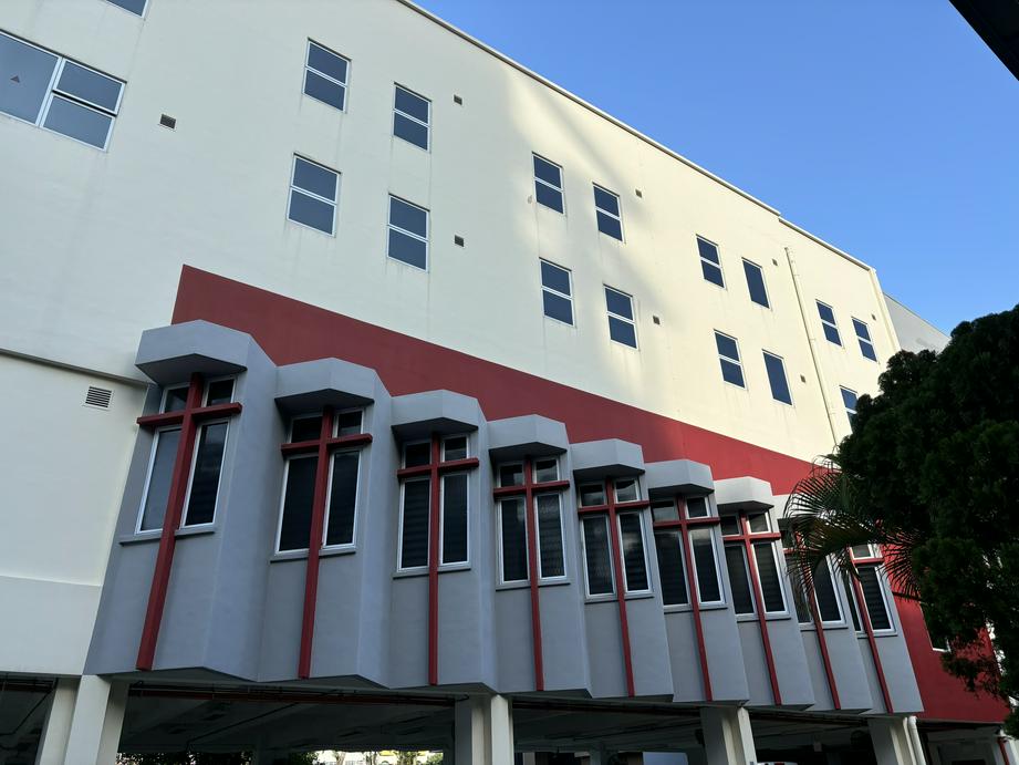 教堂窗户有“十字架装饰”