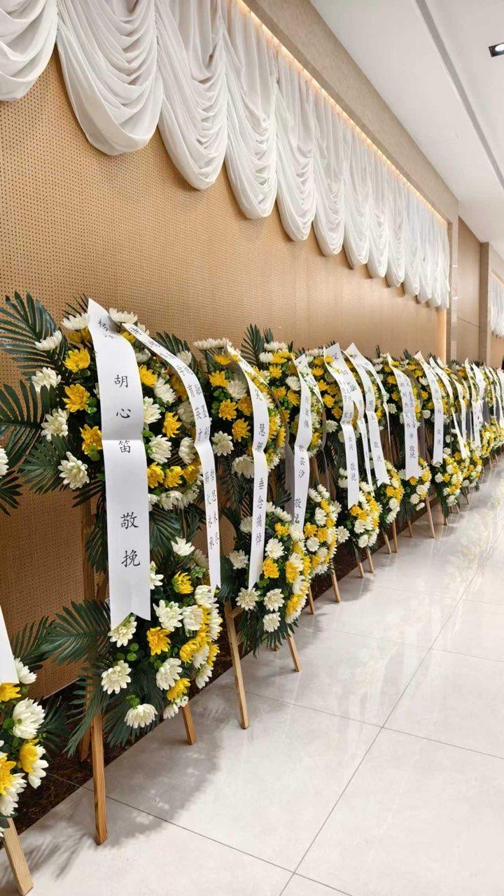 花圈（图：基督时报/义工拍摄）