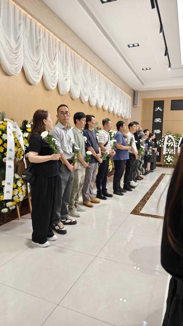 集体肃立（图：基督时报/义工拍摄）