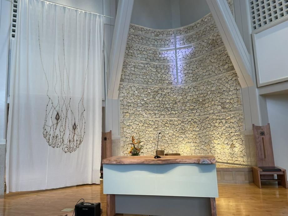 《基督的脚》（亚麻布上的热铁画，260X700厘米，2023年，拍摄：基督时报/舒念）