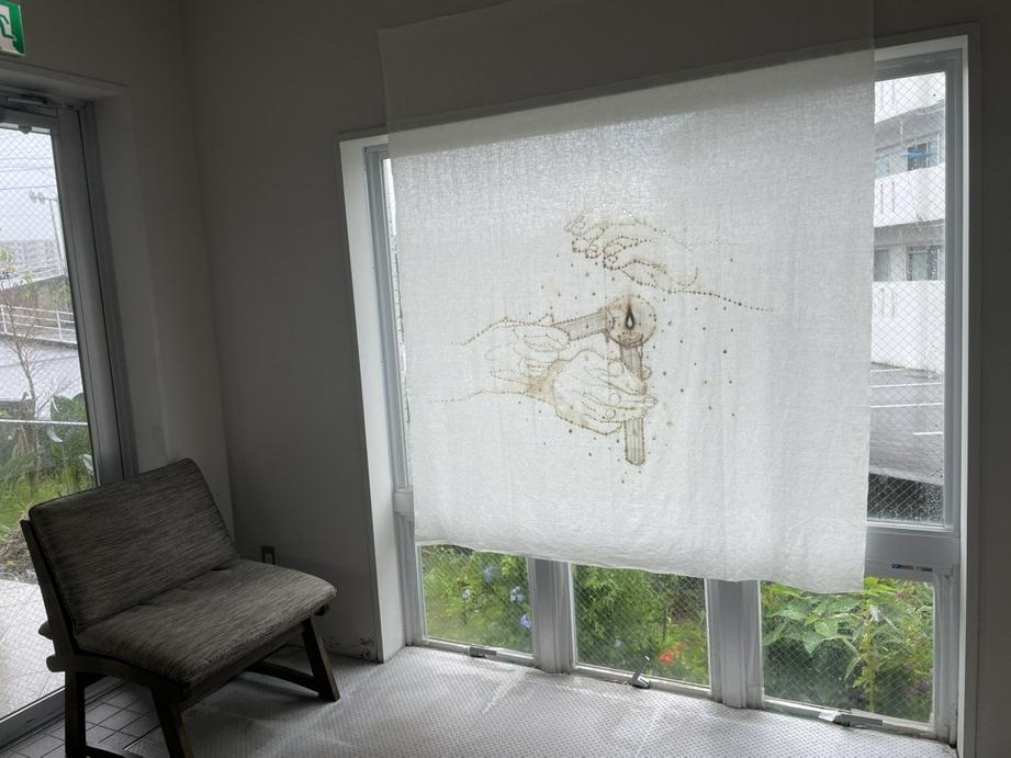 《一起，我们保护和分享基督恩典之光》（亚麻布上的热铁画，140X170厘米，2025年，拍摄：基督时报/舒念）