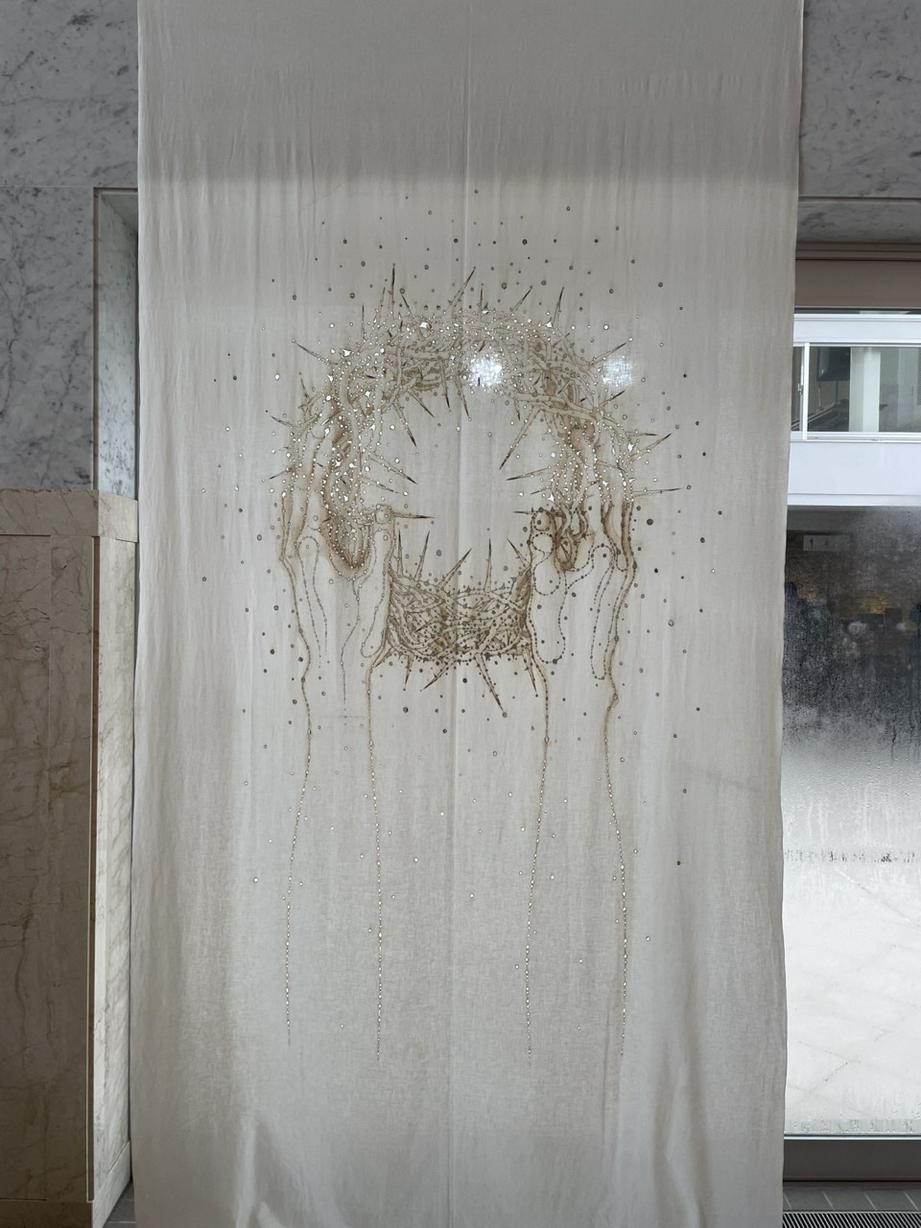 《荆棘冠冕》（亚麻布上的热铁画，2021年，拍摄：基督时报/舒念）