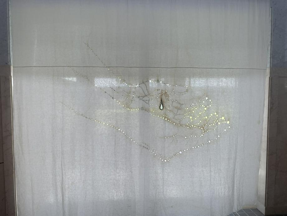 《牺牲：你美丽的双手》（亚麻布上热铁画，287X266厘米，2021年，拍摄：基督时报/舒念）