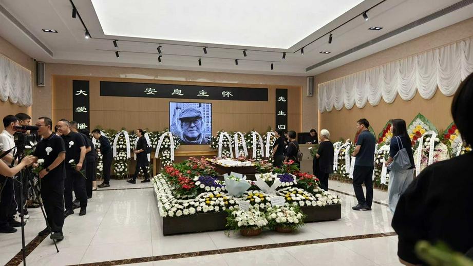 亲友握手致谢（图：基督时报/义工拍摄）