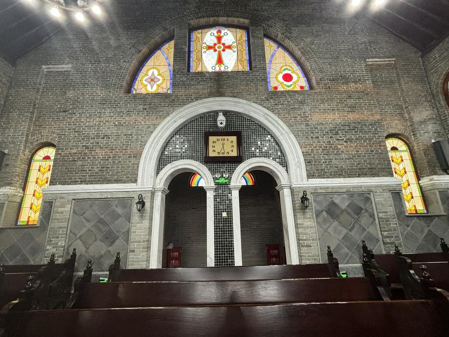 堂内彩绘玻璃（基督时报/石伊泉）