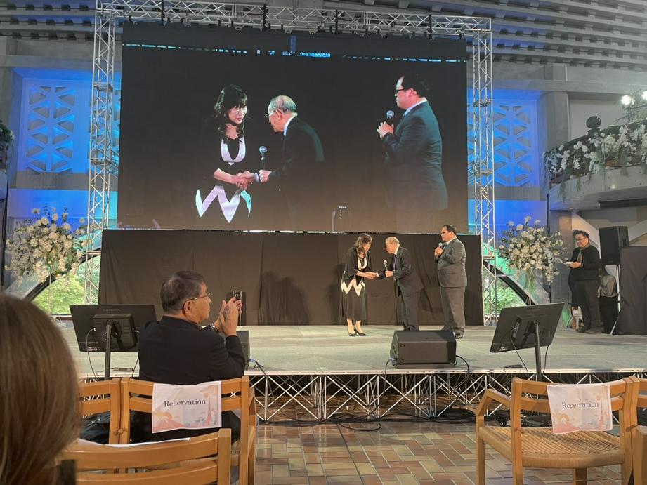 大会总召集人与举办地教会牧师握手（图：基督时报/舒念）