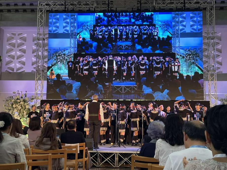 表演团互赠礼物（图：基督时报/舒念）