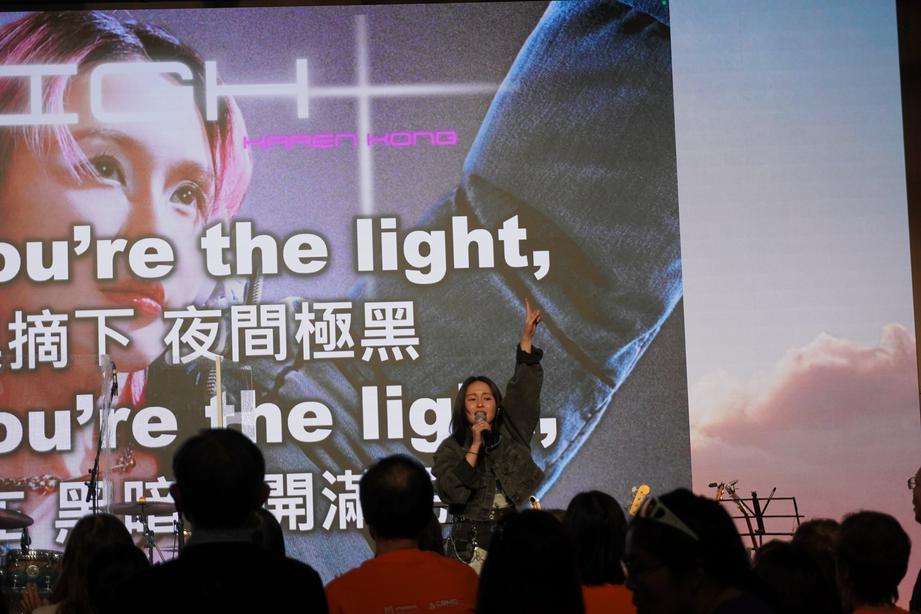 歌手龚柯允献唱（图：基督时报/王言恩）