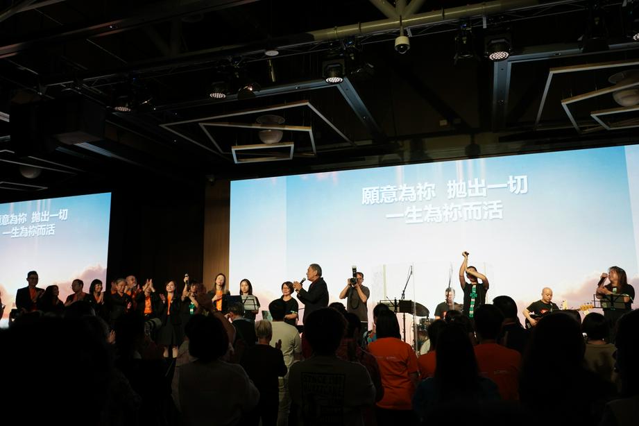 吉中鸣牧师分享与敬拜（图：基督时报/王言恩）