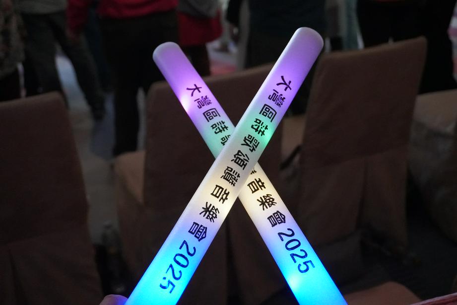 音乐会的荧光棒（图：基督时报/王言恩）