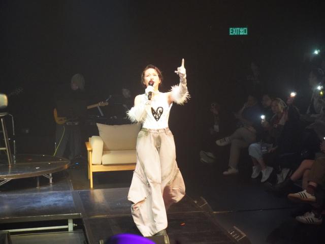 龚柯允演唱中（图源：基督时报/王言恩）