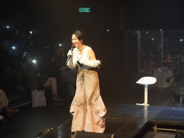 龚柯允演唱中（图源：基督时报/王言恩）