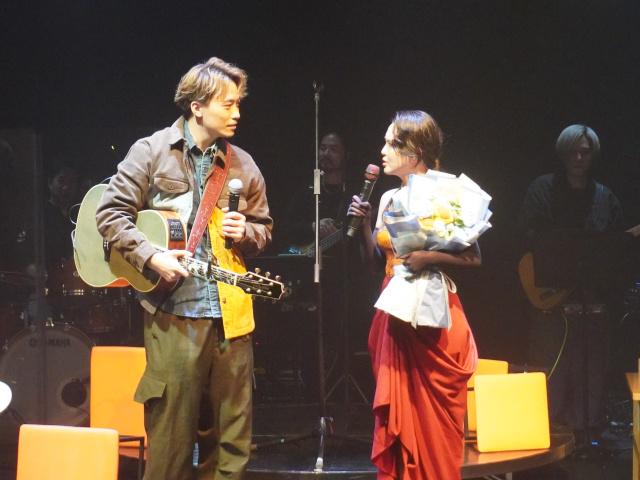 龚柯允邀请一位基督徒朋友助唱（图源：基督时报/王言恩）