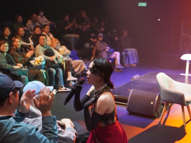 龚柯允与现场观众互动（图源：基督时报/王言恩）