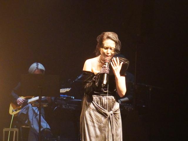 龚柯允深情演唱中（图源：基督时报/王言恩）