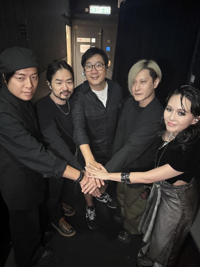 龚柯允与伴奏团队合影（图源：龚柯允）