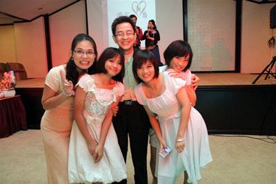 程光辉夫妇与3个女儿