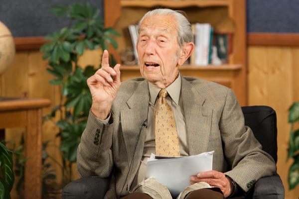 虽然多次预言失败,但北加州屋崙“家庭电台”主持人康平(Harold Camping)仍坚称2011年10月21日就是世界末日。(图:The Christian Post)