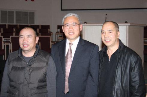 2009年,远志明牧师布道会上与赖昌星等二人合影。(图:远方的心月博客)