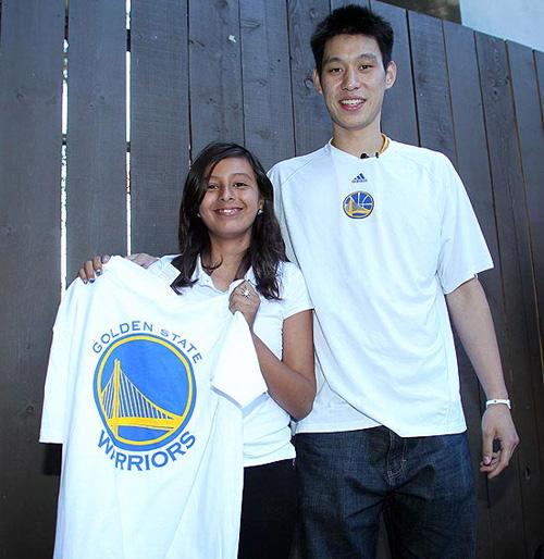 大家越来越喜欢林书豪,图为林书豪与一位球迷合影(图:网络)