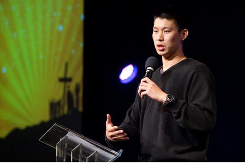 林书豪曾经在教会中做信仰见证(图:网络)