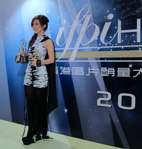 邓紫棋获香港唱片销量六项奖(图:网络)