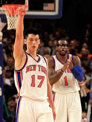 赛后，林书豪高举右手食指，归荣耀给上帝。  （图：网易）