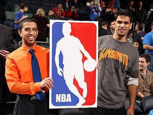 尼克斯场边举起以林书豪为原型的NBA Logo(图片:网络图片)