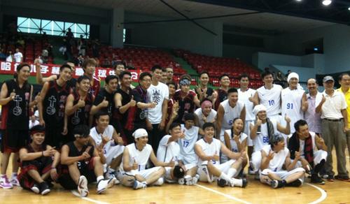 林书豪在台湾期间与大家的合影(图:新闻云网站)