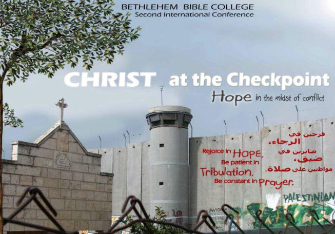 巴勒斯坦福音派基督徒组织伯利恒圣经学院(Bethlehem Bible College)所举行的“关卡点上的基督”(Christ at the Checkpoint)大会的海报
