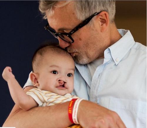 贝天牧与牧羊地儿童村的孩子。(图:资料图片)