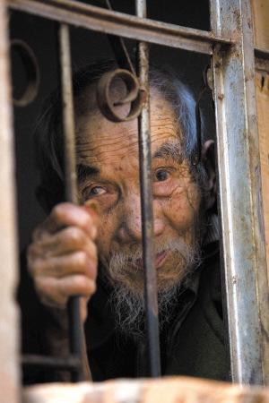 李正义老人已在小屋内独自生活了2年。(图:中国新闻网)