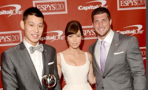 林书豪与美国著名基督徒橄榄球星蒂姆·蒂博合影(图:资料图片)