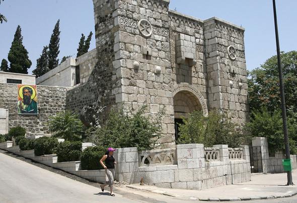 大叙利亚地区是犹太教和基督教的发源地。直到公元七世纪,基督教一直是这一地区的主导文化。而基督徒心目中的历史重要文物凯桑门和圣保罗教堂依然矗立在大马士革旧城。图为2008年7月1日,一名叙利亚人跑过大马士革旧城区圣保罗大教堂。(图:搜狐)