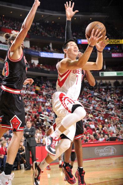 北京时间2012年11月22日,NBA常规赛继续进行。虽然林书豪4分3助攻5失误表现不佳,在最后时刻还被教练放在了板凳上,但是哈登拿下了28分并且有平生涯纪录的5次抢断,火箭最后时刻一波10-0的高潮反超了比分,最终主场以93-89的比分战胜了来访的公牛,终止了自己的三连败。