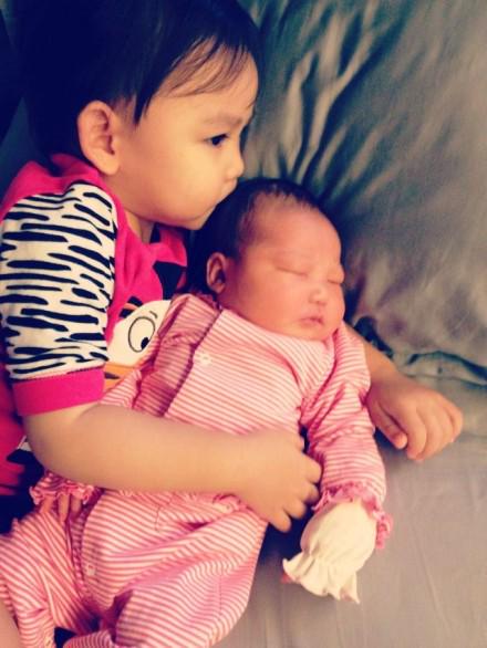 汤圆和信儿（图：蔡少芬微博）