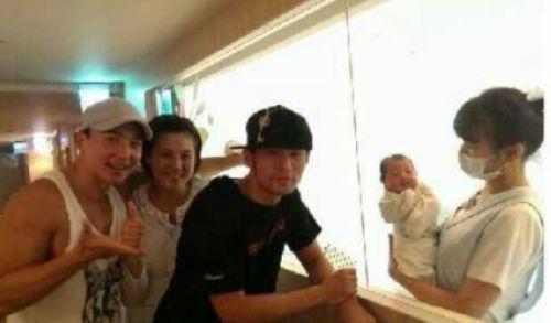 周杰伦与刘畊宏夫妇和干女儿“小泡芙”合照。(图:新浪微博)