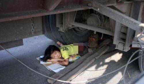 被卷入大货车车轮底下的11岁女孩。（图：资料图片）