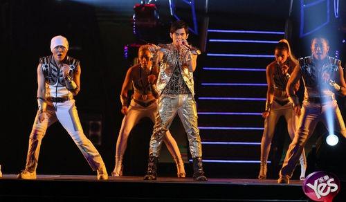 周杰伦在演唱会上。(图片来源于网络。)