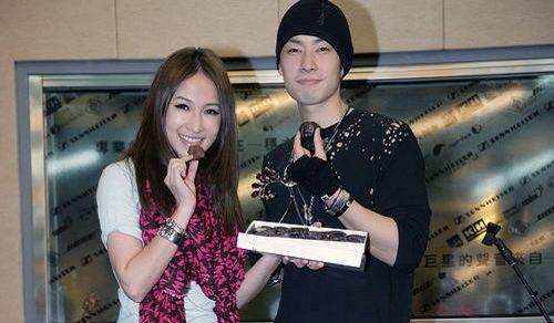 同是基督徒好友的萧亚轩和吴建豪。（照片来源于网络）