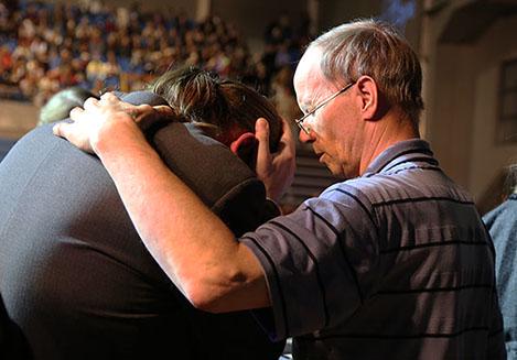 葛福临冰岛布道会上,服事人员为一位与会者祷告。(图:葛培理布道团网站)