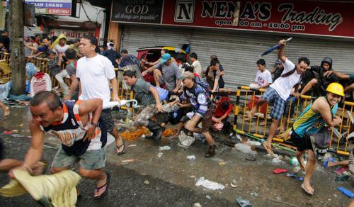 台风侵袭菲律宾，群众紧急避难。（照片来源于网易）