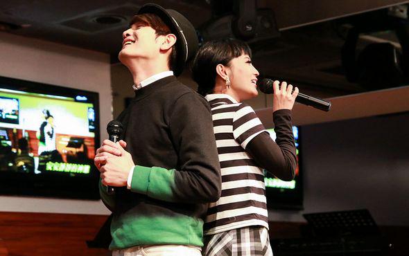 黄美珍罗文裕献唱。(图片来源:新生命小组官网)